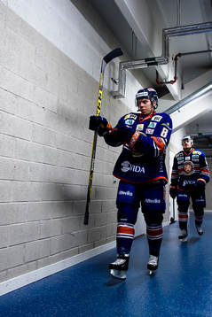 Växjös Ville Varakas på väg ut till period två