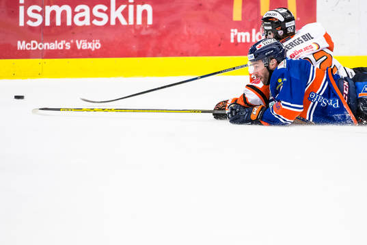 Växjös Josh Hennessy faller
