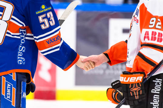 Spelarna tackar varandra