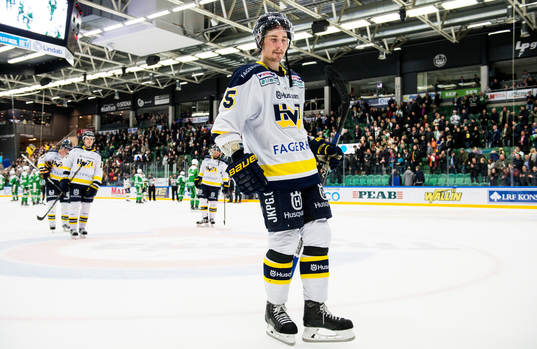s Adam Almquist deppar när han lämnar isen
