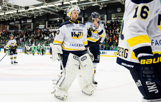s målvakt Erik Ersberg deppar när han lämnar isen