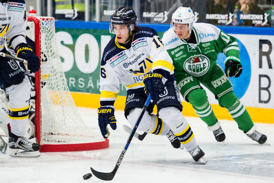 s Filip Sandberg jagas av Rögles David Åslin