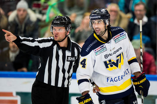 s Ryan O´Byrne förs undan av domaren