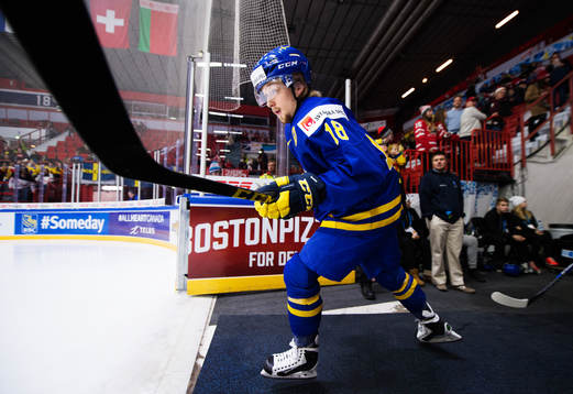 Sveriges Rasmus Asplund gör entré till uppvärmningen
