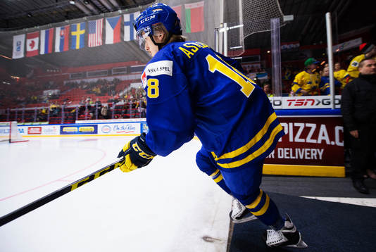 Sveriges Rasmus Asplund gör entré till uppvärmningen