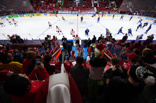 Kanadas spelare gör entré till uppvärmningen