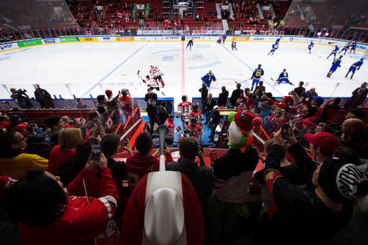 Kanadas spelare gör entré till uppvärmningen