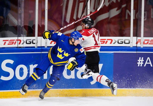 Sveriges Gustav Forsling och Kanadas Travis Konecny