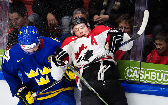 Sveriges Carl Grundström i en duell med Kanadas Joe
