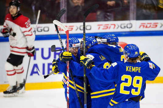Sveriges Gustav Forsling jublar med lagkamrater
