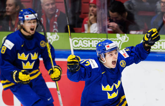 Sveriges Rasmus Asplund och Dmytro Timashov jublar