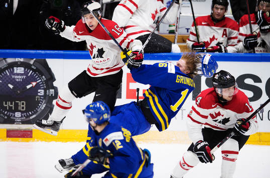 Kanadas Mitch Marner tacklar Sveriges Carl Grundström
