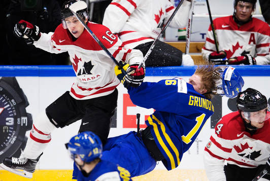 Kanadas Mitch Marner tacklar Sveriges Carl Grundström