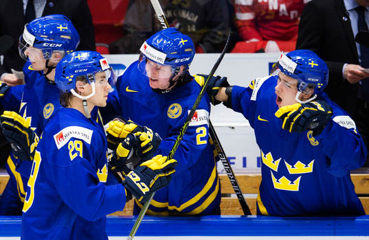 Sveriges Adrian Kempe jublar med lagkamrater