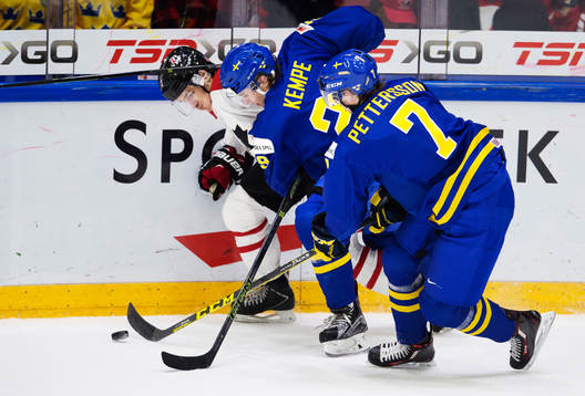 Kanadas Matt Barzal utmanas av Sveriges Adrian Kempe och