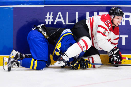 Sveriges Alexander Nylander i en duell med Kanadas Travis