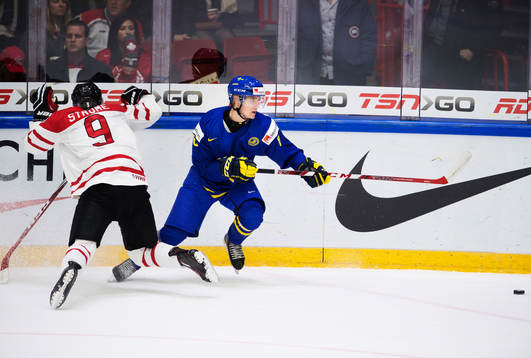 Kanadas Dylan Strome missar en tackling mot Sveriges Gustav