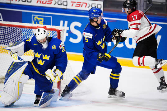 Sveriges målvakt Linus Söderström och Adam Ollas