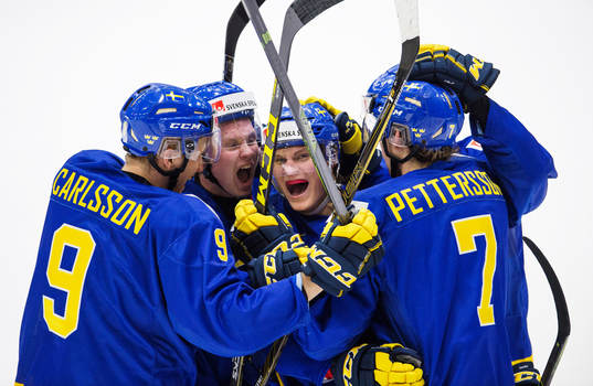 Sveriges Anton Karlsson (mitten)  jublar med lagkamrater