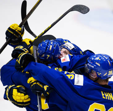 Sveriges Anton Karlsson jublar med lagkamrater