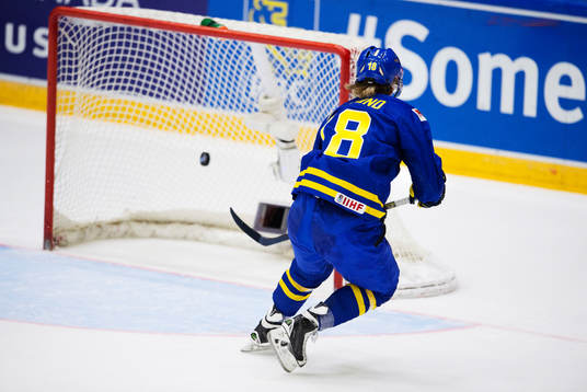 Sveriges Rasmus Asplund skjuter in 2-5 i tom bur