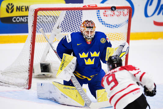 Kanadas Dylan Strome skjuter ett skott mot Sveriges