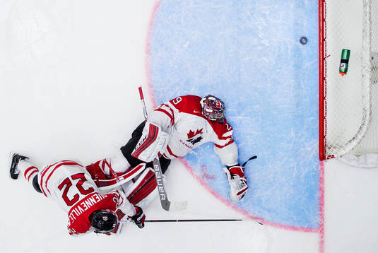 Kanadas John Quenneville och målvakt Mackenzie Blackwood