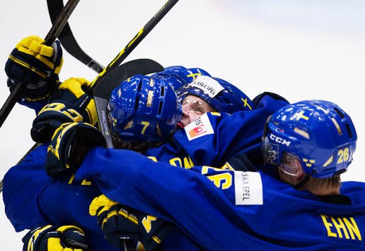Sveriges Anton Karlsson jublar med lagkamrater