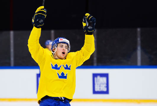 Adrian Kempe jublar på Sveriges träning