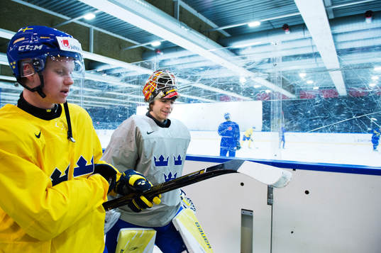 Jens Lööke och målvakten Felix Sandström på Sveriges