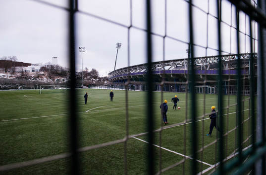 Några av Sveriges spelare värmer upp på en fotbollsplan