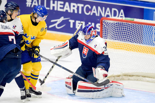 Sveriges Oskar Lindblom oroar framför Slovakiens målvakt