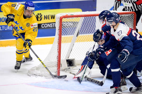 Sveriges Joel Eriksson Ek oroar framför Slovakiens