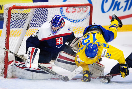 Slovakiens målvakt Adam Huska och Sveriges Jakob