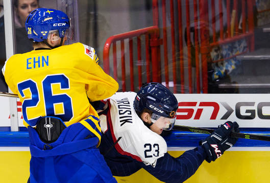 Sveriges Christoffer Ehn tacklar Slovakiens Lukas Hrusik