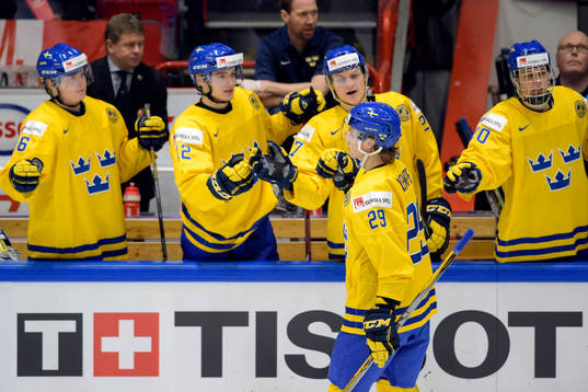 Sveriges Adrian Kempe jublar med lagkamraterna
