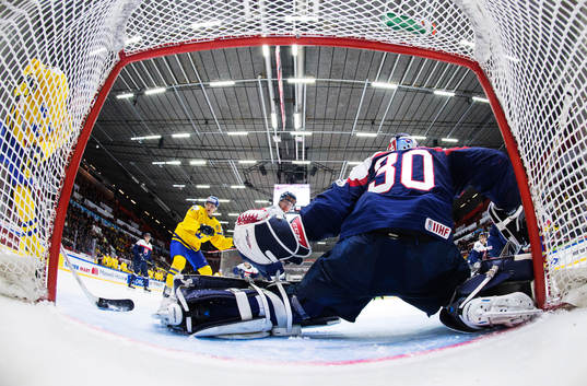 Sveriges Christoffer Ehn skjuter in 3-0 bakom Slovakiens