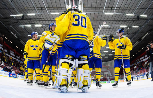 Sveriges spelare jublar och kramar om målvakten Linus