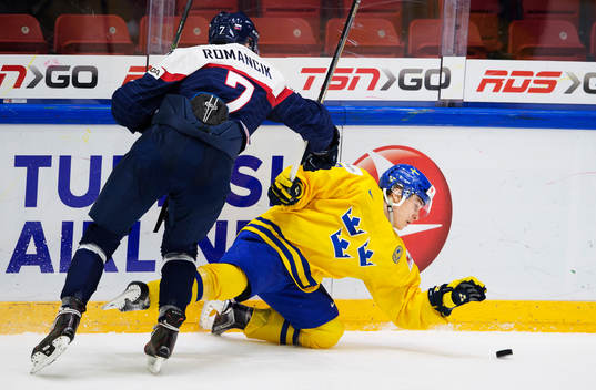 Slovakiens Ladislav Romancik tacklar Sveriges Dmytro