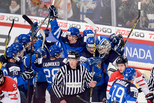 Finlands spelare jublar
