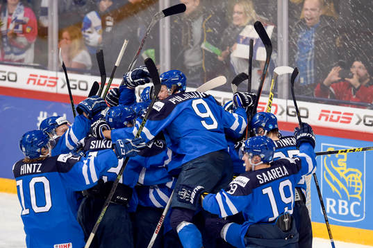 Finlands spelare jublar