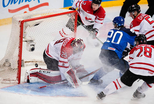 Finlands Sebastian Aho skjuter in 5-4 bakom Kanadas