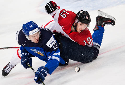Finlands Miska Siikonen i en närkamp med Kanadas Brayden