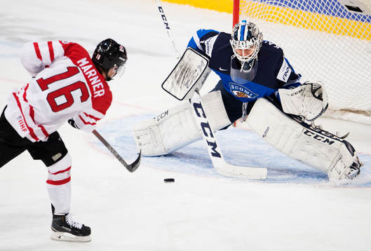 Kanadas Mitch Marner skjuter ett skott mot Finlands
