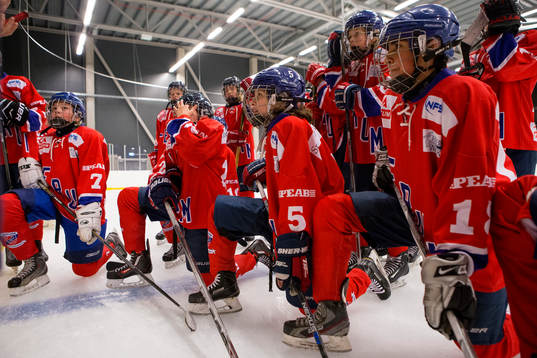 Lerum lyssnar till tränarna i periodpausen, i mitten nr 5