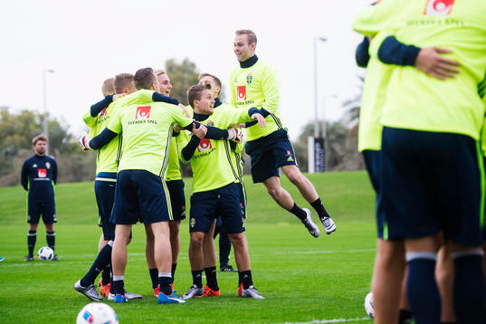 Gustav Engvall jublar mot sin grupp