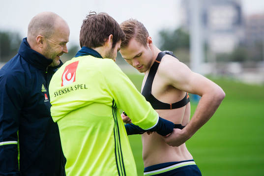 Gustav Engvall får hjälp att ta på sig en pulsmätare
