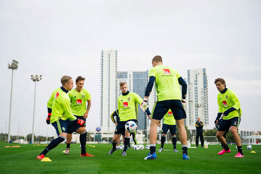 Patrik Carlgren och Sebastian Eriksson i kamp om bollen
