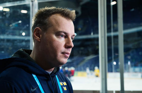 Förbundskapten Rikard Grönborg på Sveriges träning