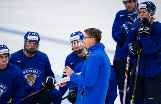Förbundskapten Jukka Jalonen har en genomgång på